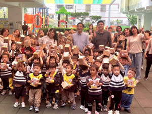 草屯鎮長簡賜勝明年元月落實兒童生日禮金加碼。（草屯鎮公所提供）