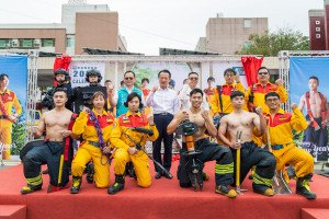 嘉義縣消防局猛男桌曆以「嘉義縣特種搜救隊」為主題舉行發表記者會／嘉義縣府提供