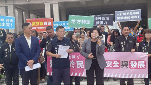 斗六市長林聖爵帶領贊成方的斗六市民至議會向雲林縣長張麗善遞交陳情書／翻攝照片