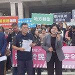 斗六市長林聖爵帶領贊成方的斗六市民至議會向雲林縣長張麗善遞交陳情書／翻攝照片