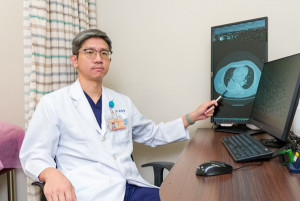 醫師說明。林重鎣