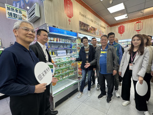 許縣長與廖鄉長及來賓巡視全家便利店上架中寮鄉柑橘。（記者扶小萍攝）