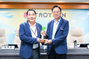 水務局呈獻榮獲農業部「114年山坡地保育利用管理工作績效考核」績優獎項。