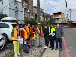 楊梅警偕慈善團體，助弱勢家庭度難關。