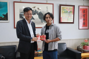 張嘉哲市長贈獎勵金鼓勵盧紹軒更上層樓。（記者扶小萍攝）