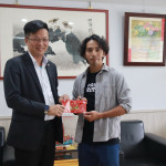 張嘉哲市長贈獎勵金鼓勵盧紹軒更上層樓。（記者扶小萍攝）