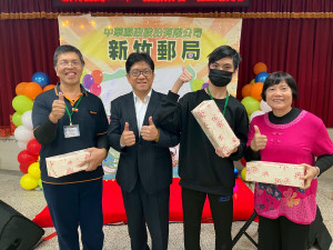 新竹郵局「銀齡樂唱 唱出活力」活動現場熱鬧。