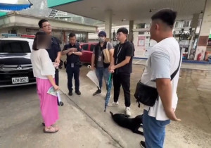 吳姓婦人長期餵養犬群致社區不安，被開罰8萬6千元並遭警方依妨害公務送辦／嘉義縣府提供