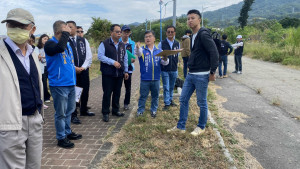 台中市府動支第二預備金修復改善后里區三月路路面多處龜裂與破損，區長賴同一會同里長及相關人員會勘，期早日修復平坦、安全的通行道路。（記者陳榮昌攝）