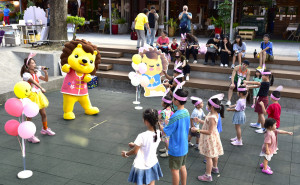 吉祥物皮皮獅與民眾同樂。