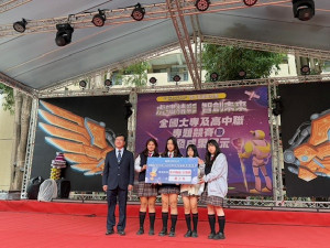 明台高中寵物經營科師生研發樂齡機能餅。林重鎣