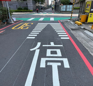 市府在東大後門巷道設置「楔型標線」與「綠斑馬」護學生