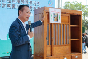 嘉義縣府舉行「全國南區社區環境教育培力、環保小學堂成果展」，縣長翁章梁擔任拍賣官競標再生家具/嘉義縣府提供