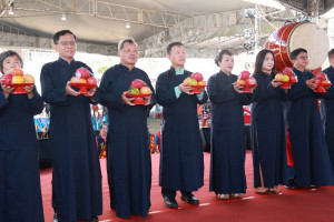 南投縣副縣長王瑞德、立委馬文君、客家委員會藝文傳播處副處長孫國淦、縣府參議陳瑞慶、國姓鄉長邱美玲、縣議員吳國昌等貴賓共同參與祝禱儀式。（縣府提供）