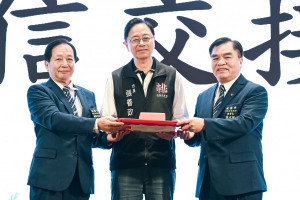 新舊任理事長交接。