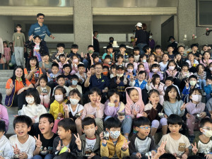 吳副處長與陳校長感謝魚丸伯團隊到炎峰國小義煮。（記者扶小萍攝）