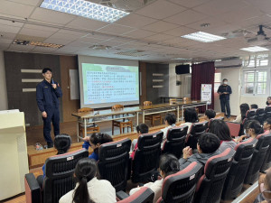 平鎮警前往復旦國小宣導，提升學生交通安全觀念。