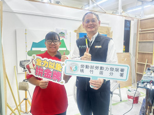 桃竹苗分署培訓「漆作裝潢」青少年組國手黃奕樺(左)，將代表台灣出戰亞洲賽，賴家仁分署長(右)為她打氣加油。