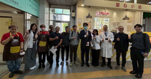 精神科林明燈主任團隊向外籍醫師介紹甜心小站。