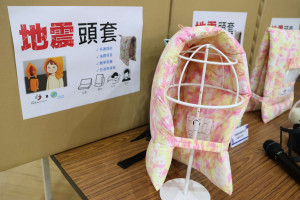 紡織產業綜合研究所與榮洲紡織公司共同捐贈 1,500 頂地震防護頭套予雲縣學童使用／翻攝照片
