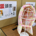 紡織產業綜合研究所與榮洲紡織公司共同捐贈 1,500 頂地震防護頭套予雲縣學童使用／翻攝照片