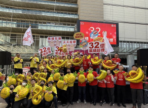 新竹SOGO週年慶誓師大會，店長祝平政率領全體同仁高喊「業績超標」。