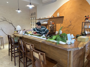 陳駿逸的茶行有特殊風味茶品。（記者扶小萍攝）