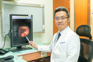 張譽耀主任表示，老翁提前住院補充靜脈營養，體力改善後使用單孔達文西手術，術後傷口癒合佳、疼痛輕微，恢復良好。／彰基醫院提供