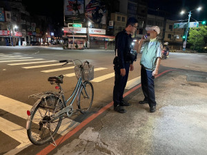 8旬翁從中和騎到楊梅，警方暖心協助返家。