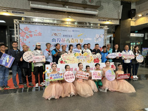 許淑華縣長與嘉賓及各花區代表們歡迎全國遊客來賞花。（記者扶小萍攝）