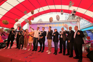 現場嘉賓一起拿著各種球類造型的氣球合影。