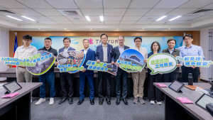 桃園市長張善政於市政會議前宣傳「捷運綠線114年工程成果參訪活動」。