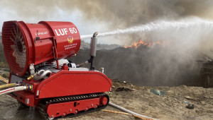 今(26日)嘉義市環保用地發生火災，消防局出動兩部機器人投入救災／林詩涵翻攝