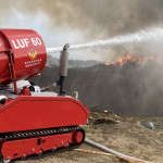 今(26日)嘉義市環保用地發生火災，消防局出動兩部機器人投入救災／林詩涵翻攝