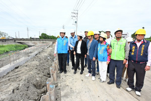 王惠美勘查清水溪正義橋坍塌現場，縣府投入3,842萬加速修復。圖／記者鄧富珍翻攝