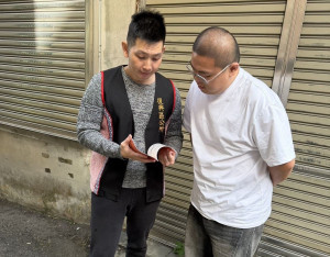 復興區公所發放《全民安全手冊》至各里家戶。