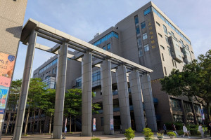 中原大學人文與教育學院發布「以人為本的 AI 教育行動指引」，強調科技運用必須回到人文關懷與教育核心價值。