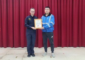 楊梅分局長張仁傑表揚王宥騏頒發感謝狀。