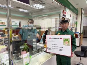 退休郵差重披制服，花壇日照中心攜手彰化郵局圓夢。圖／秀傳醫院提供