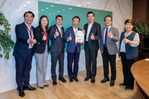 台積電助嘉義縣校園風災復原，翁章梁頒發感謝狀／嘉義縣府提供