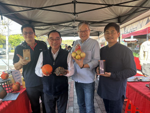 縣農會曾總幹事與青農聯誼會連會長等到攤位巡禮。（記者扶小萍攝）