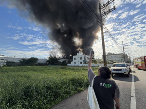 桃園市蘆竹區地下工廠發生大火，產生濃密黑煙，影響周邊空氣品質。