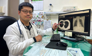 豐原醫院胸腔內科主治醫師陳君禮說明空氣異常滯留於胸腔中央的縱膈腔內造成「氣縱膈」。