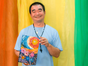 台南晶英選用天主教德蘭啟智中心智青阿全原創繪畫,象徵勇氣與希望的「生命花朵」來設計公益義賣袋