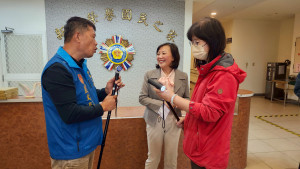 藍文進先生(左)與新竹榮家白恩惠主任(中)及保健組組長周育蓮(右)分享AI智能手杖功能。