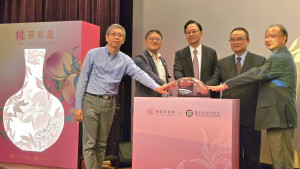 桃園市長張善政出席桃園東方美人茶X故宮—「桃茶寶盒」聯名禮盒發表會，與貴賓合影。
