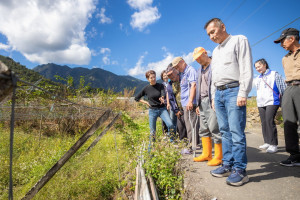 許淑華縣長信義鄉會勘道路等改善工程，以改善品質。（縣府提供）
