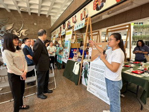 2025嶺東科大商管學院USR成果展暨食農教育市集活動-土地學院創辦人黃郁茹帶領貴賓走訪食農教育市集。(圖/嶺東科技大學)