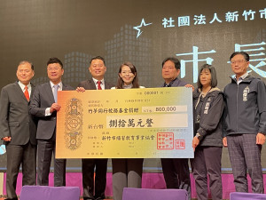 募得新臺幣80萬元，捐贈予市立20所國中小學。
