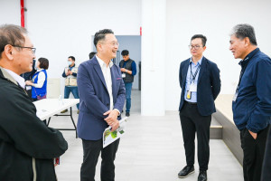 蘇副市長與貴賓交流河川整治心得。